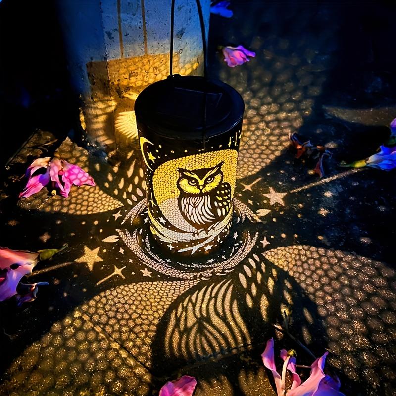 Solar Lantern Featuring a Hummingbird Design, Perfect for Outdoor Decor. It Includes a 600Mah Rechargeable Battery, Making It Ideal for Yard Art