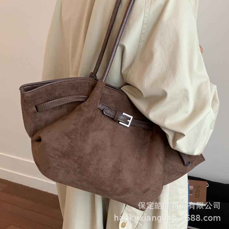 Large Capacity Bag Women's Autumn and Winter 2025 New Retro Niche Design Shoulder Underarm Bag Pleated Commuter Tote Bag
