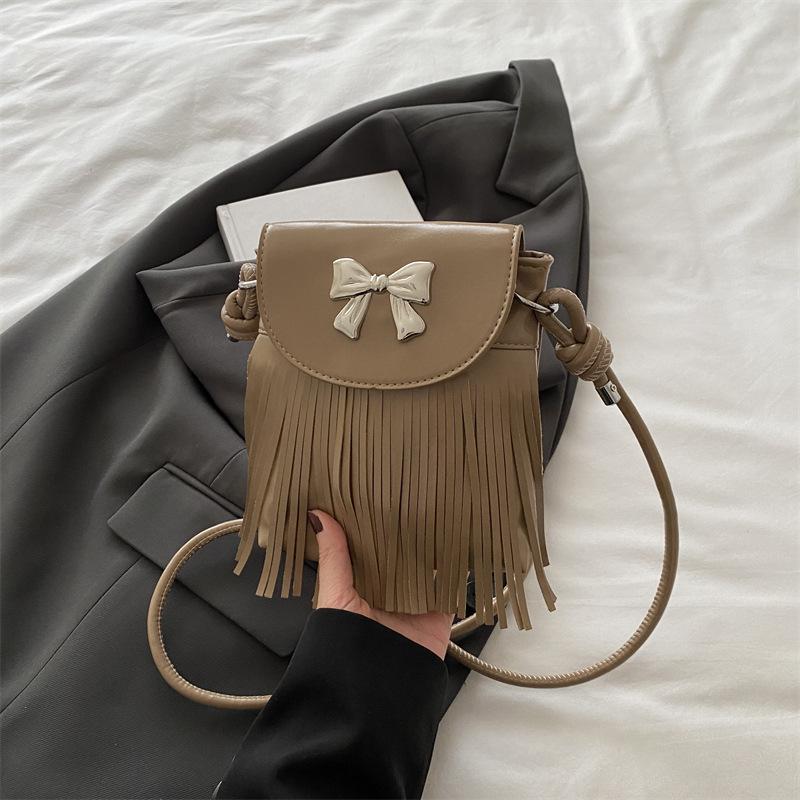 

2025 New Trend Design Tassel Personality Design Large Capacity Hong Kong Style One Shoulder Crossbody Mobile Phone Small Square Women s Bag хаки