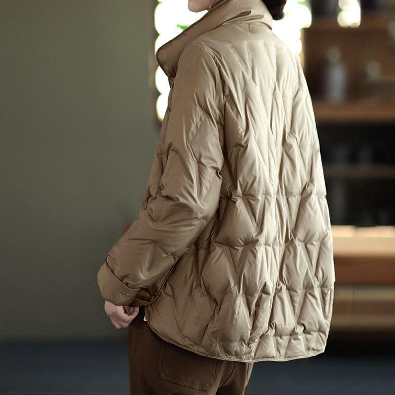 Lehká péřová bunda pro ženy v krátkém střihu Nová móda Volný a všestranný stojatý límec Bílá kachní péřová trendy kabát na teplý podzim a zimu