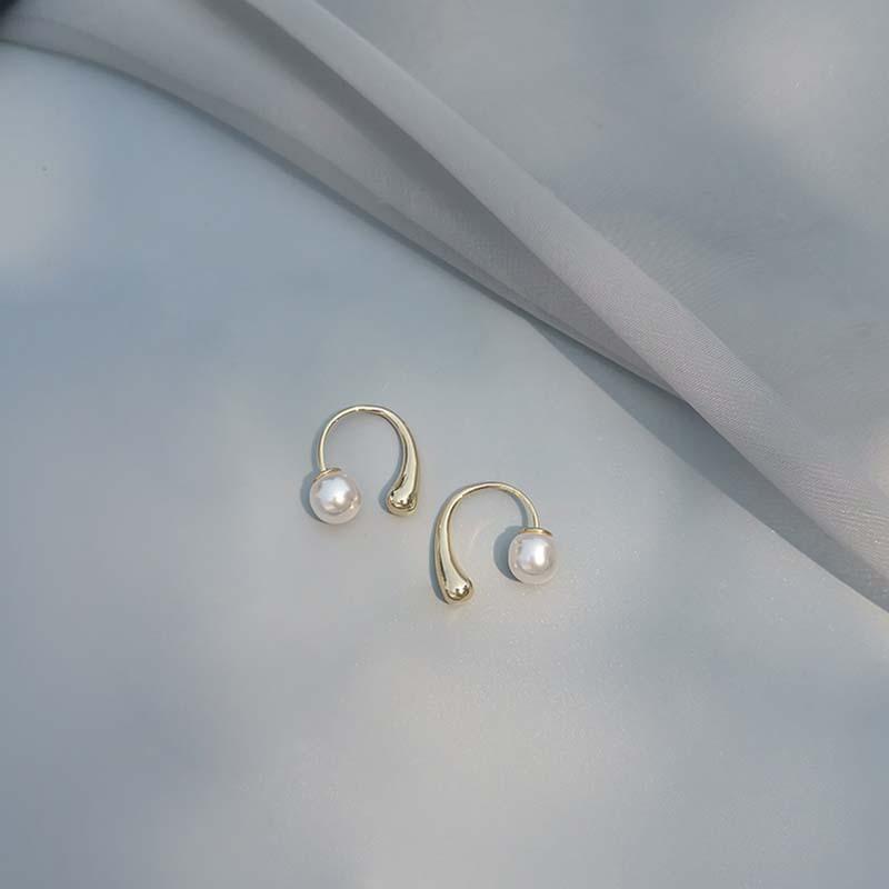 Elegant Metal Pearl Earrings: Niche Design for Autumn/Winter, Lightweight & Chic Cold Style for Women