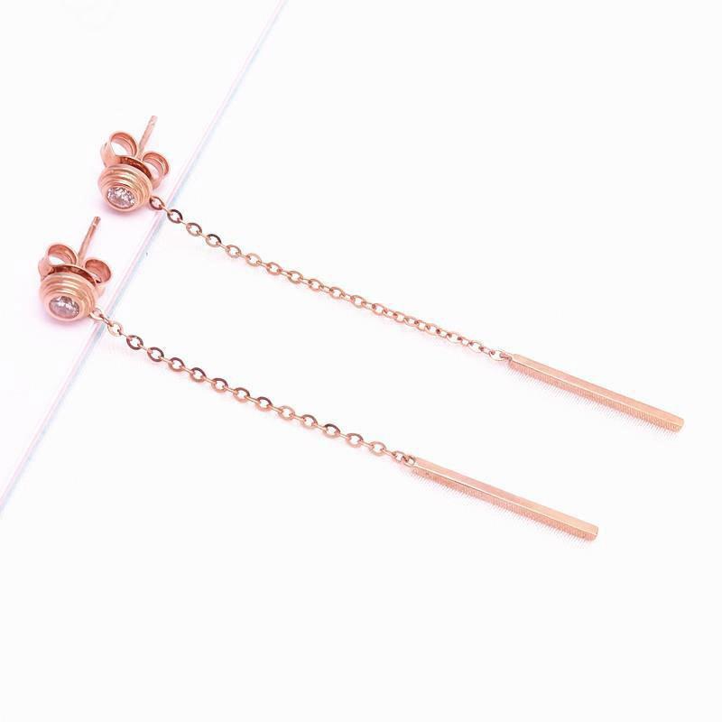 Фиолетовые золотые серьги-гвоздики с цирконами, покрытые розовым золотом. Классические, легкой роскоши, модного цвета, золотые серьги-гвоздики.