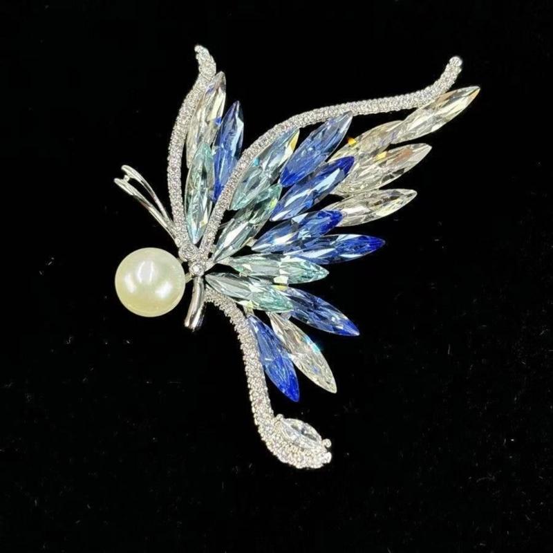 Fashionable Crystal Butterfly Pin with Gradient Colors Rhinestones Pearls Lapel Pin Accessory Breastpin for Social Event