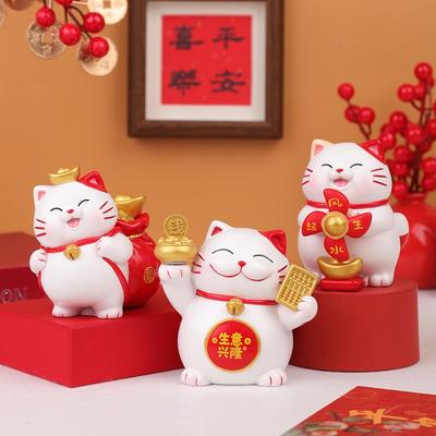 Ci sono vari tipi di decorazioni per la casa come gli ornamenti del Gatto della Fortuna, le tovaglie festive e gli oggetti in resina fatti a mano per l'ingresso.