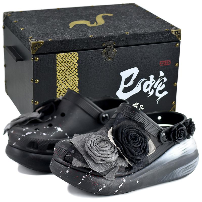 

Crocs Весенняя роза Девочка Сладкая Крутая Лолита Повседневная Маленький аромат Балетки Изысканная подарочная коробка Издание Дырочные туфли Унисекс Такие же Черные 39-40