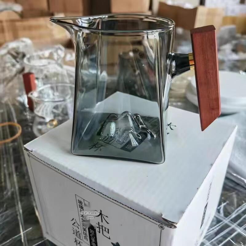 

Shangqi Mountain View Glass Fair Cup with Wooden Handle