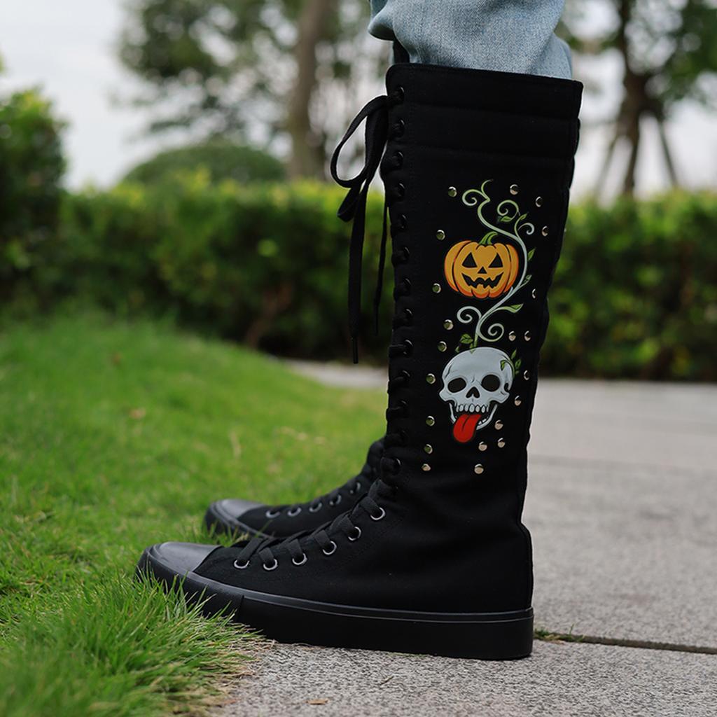 1 Paar lange Damen-Canvas-Stiefel bis zum Knie, Halloween- und Nietenverzierung an der Außenseite, Reißverschluss an der Innenseite, modische flache hohe Stiefel