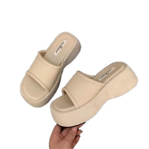 Small person increases height, thick-soled cool slippers, women's shoes are new in summer, and black muffin-soled one-word slippers are worn outside.