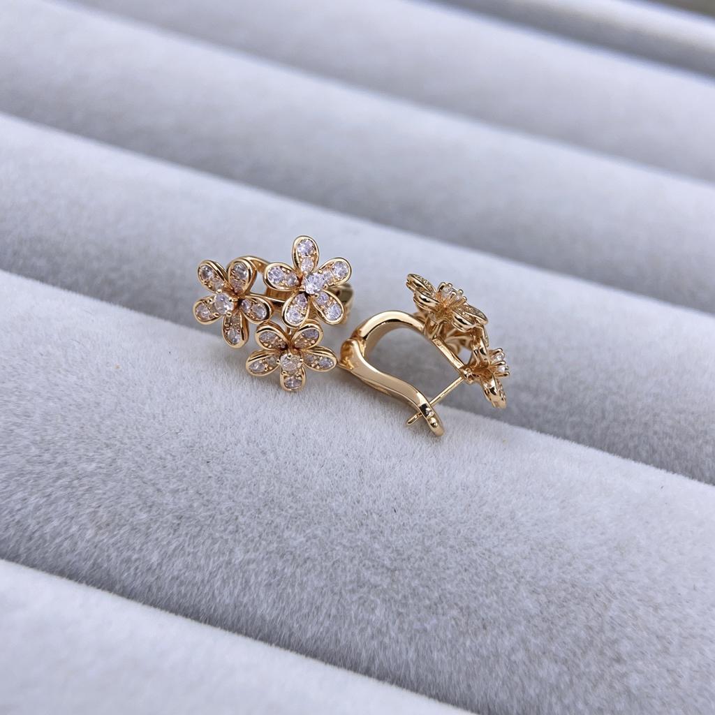 Flower-shaped Diamond-encrusted Ear Stud Women Can Wear, Adding Rivet Elements Fashionable and exquisite high-end customized electroplating 18k gold