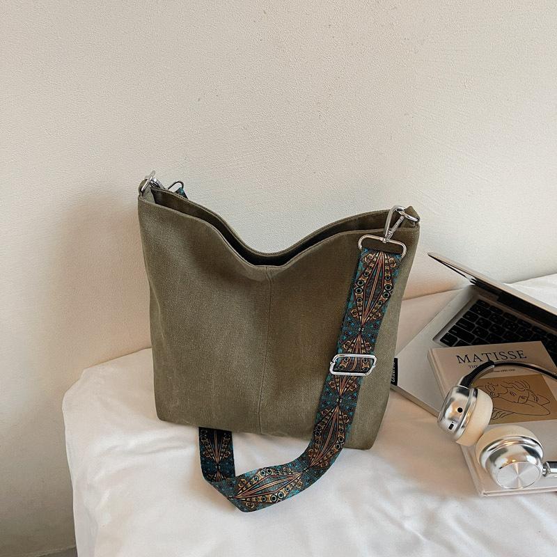 Large-capacity bag women's autumn new retro broadband shoulder messenger bag textured commuter bucket bag