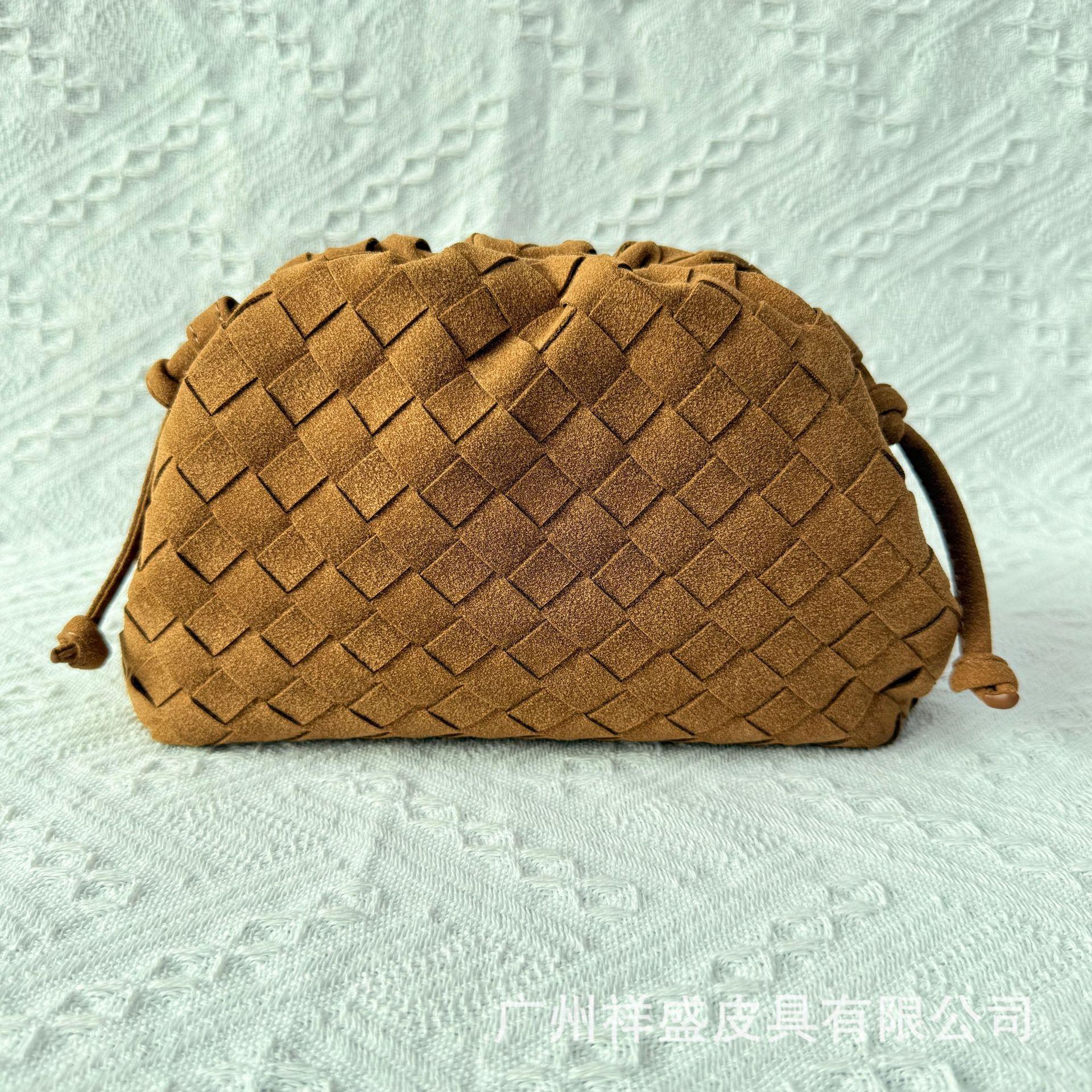 

Новая матовая плетеная сумка-облако ранней осени, осенне-зимняя сумка-мессенджер, сумка-тоут, сумка-пельмень 22*9*14cm коричневый