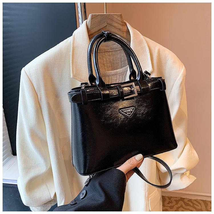 

В этом году популярна вместительная женская сумка через плечо 2024 года, а также небольшая квадратная сумка. чёрный