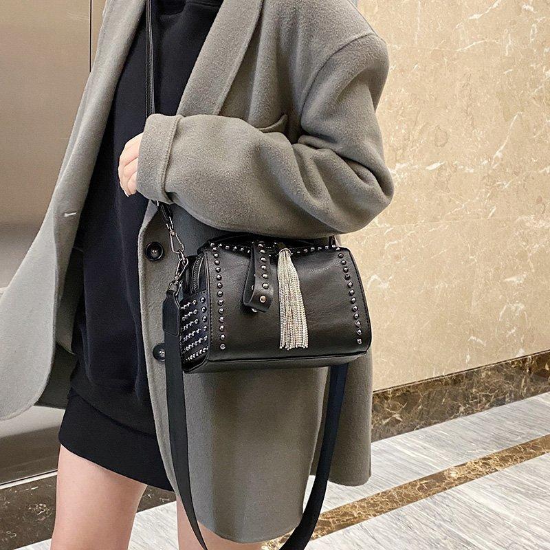 Luxus Nieten Damen Handtasche Mode Breiter Riemen Damen Umhängetaschen Ketten Quasten Design Damen Crossbody Taschen schwarz bost