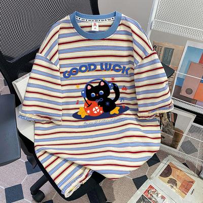 Un T-shirt de grande taille avec des poignets d'épaule ourlés