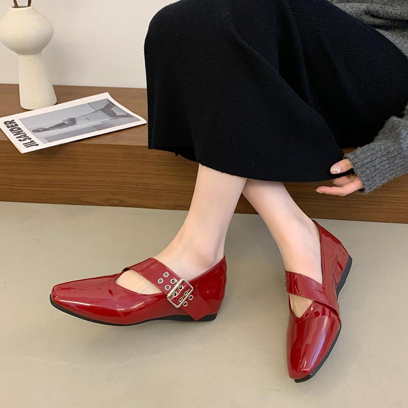 

2026 Spring and Autumn New Retro Commuter Versatile Shallow Single Shoes Square Toe Flat Bottom 40 вина червоного кольору