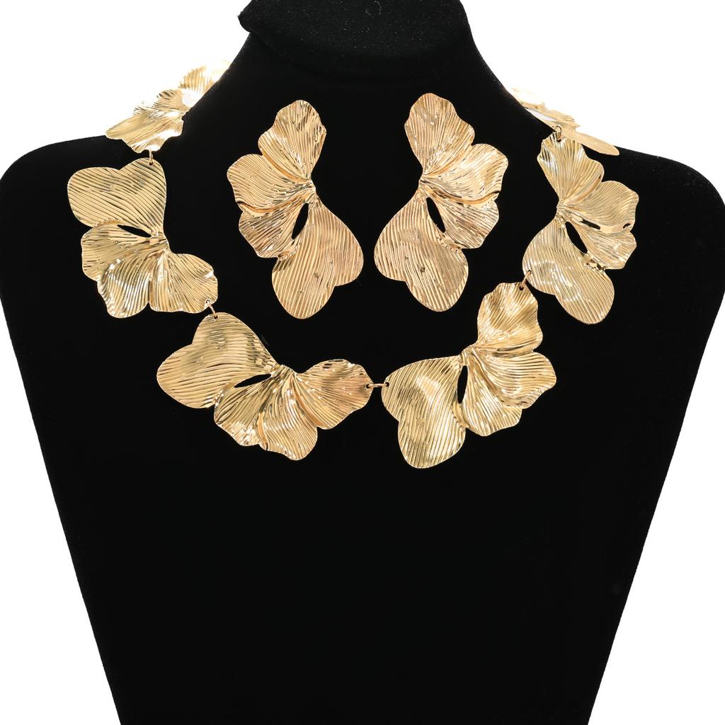 Irregularly Pleated Flower Stud Earrings, Ginkgo Biloba Leaf Petal Necklace Set, Jewelry, Exaggerated Temperament, High-end Earrings.