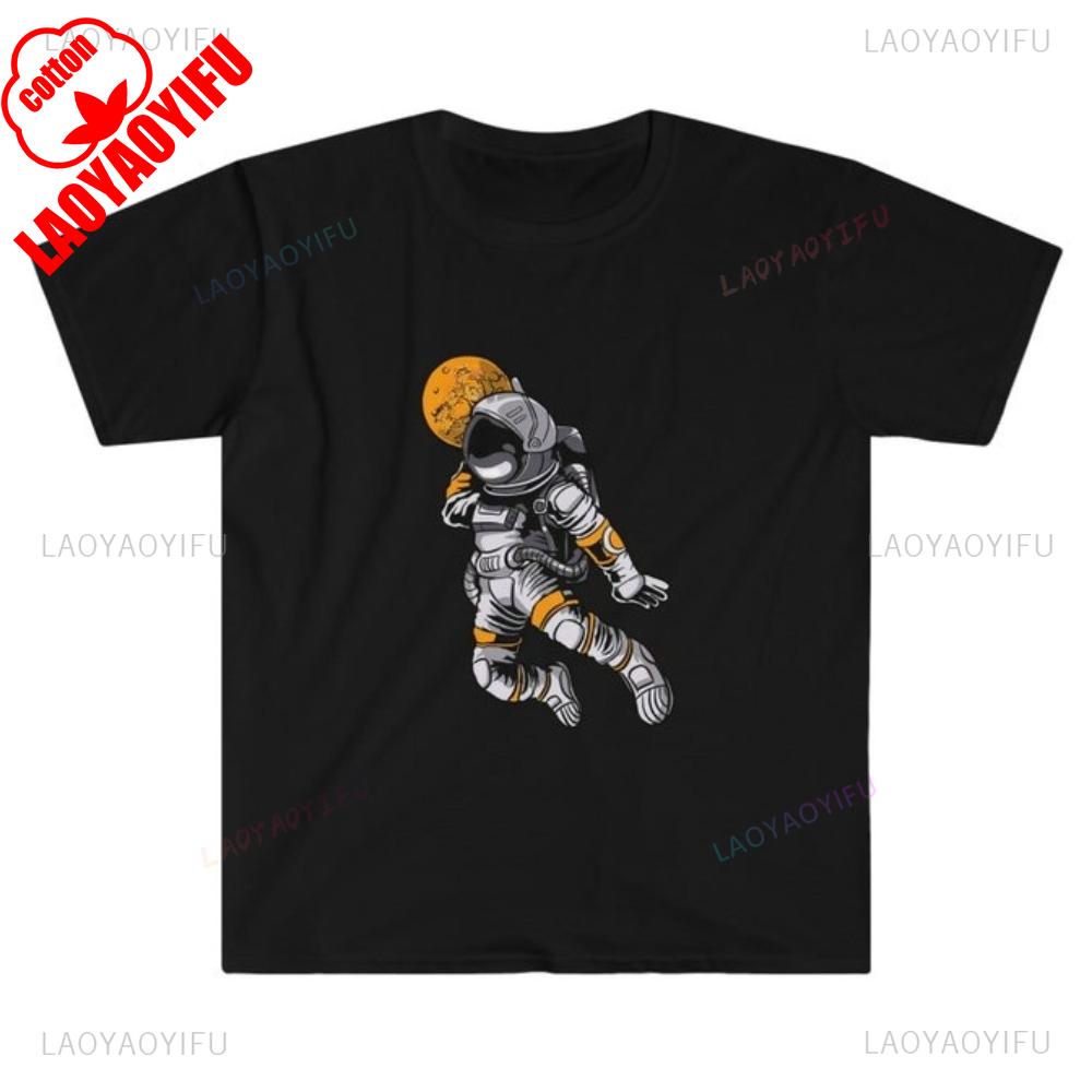 Astronaut Sees The Big Moon Men Graphic T Shirts Summer Loose Breathable High Quality Cotton Tshirt Classic Oneck Shortsleev