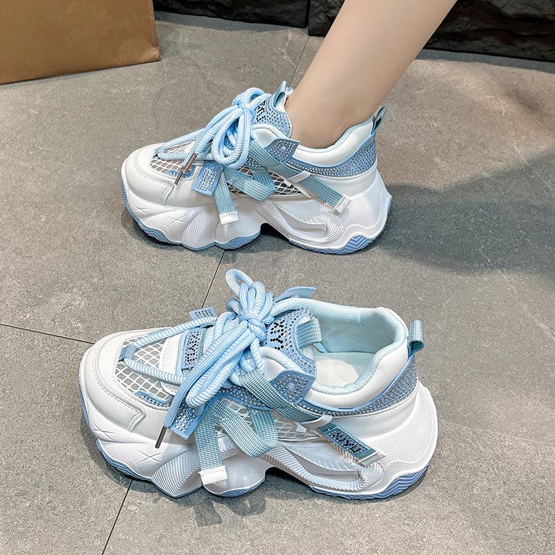 

Small man wears platform dad shoes, women s new laces, fashionable and comfortable casual shoes, trendy sports shoes 40 синий