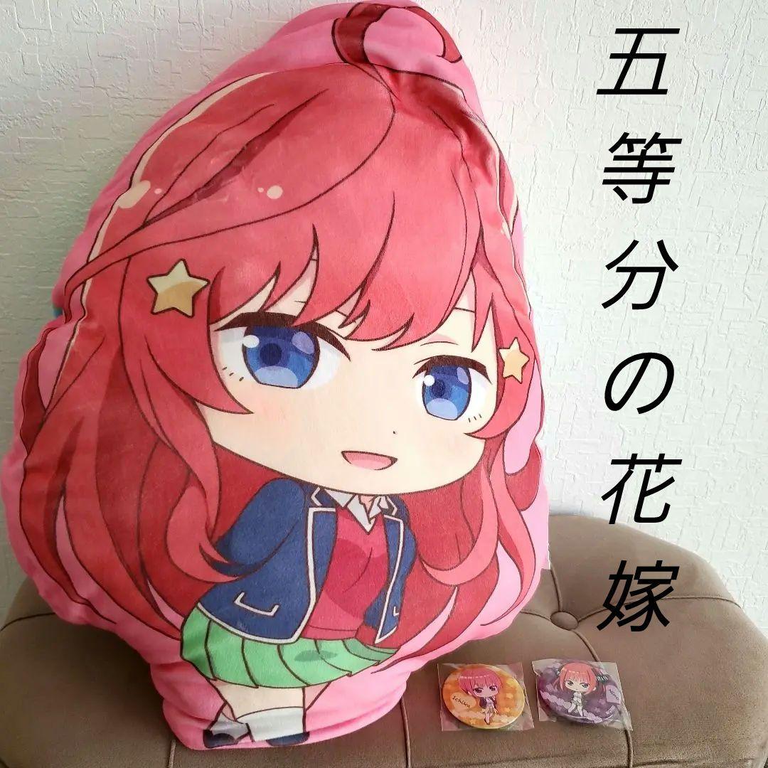 

[USED] The Quintessential Quintuplets Large Cushion Pink & 2 Can Badges. . .