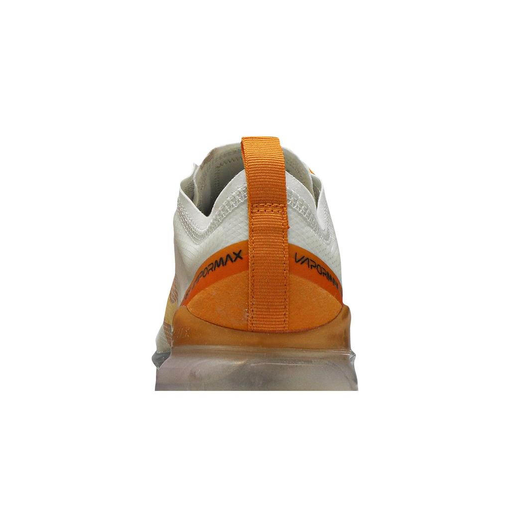 Nike Air VaporMax 2019 pour femmes 'Blanc Orange' (tailles femme) Chaussures de course Summit White / Topaz Gold-Orange AR6632 102