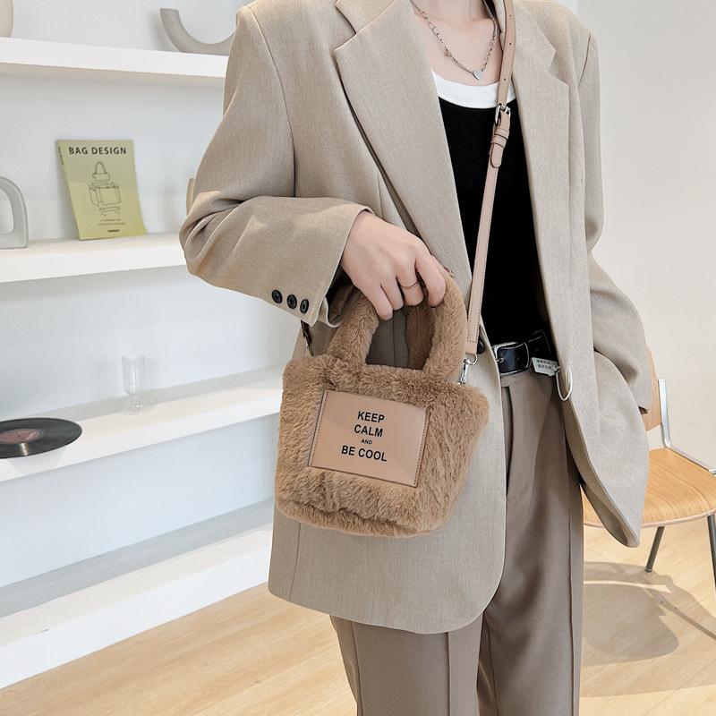 Einfache lässige Umhängetasche Damen 2025 neu Herbst Plüsch Eimer kleine Tasche niedliche Umhängetasche Schultertasche