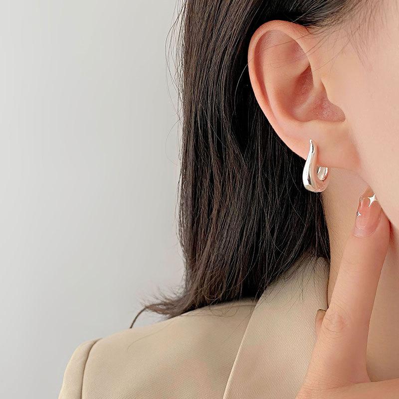 Simple Niche Design Photosensitive Surface U-shaped Earrings Ins Fashion Personalized Earrings New Style