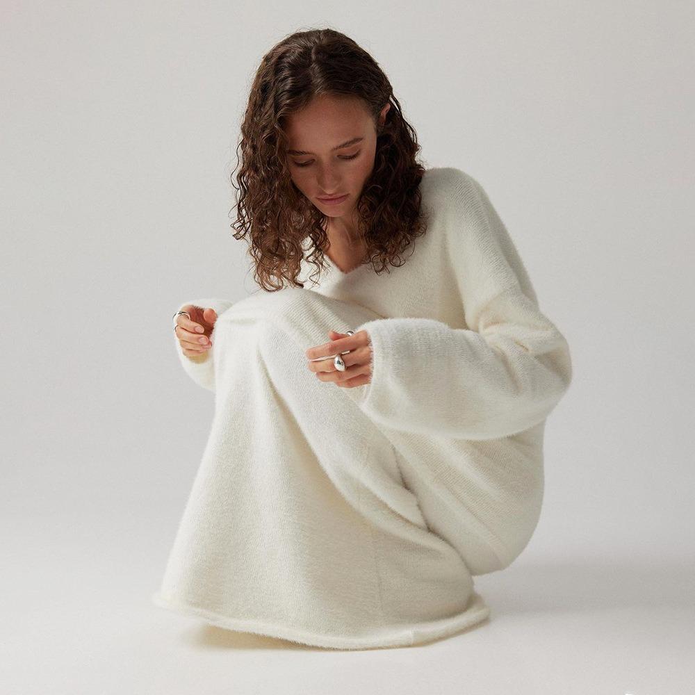 Dámský podzimní a zimní jednoduchý pletený svetr s výstřihem do V a sukní do poloviny těla