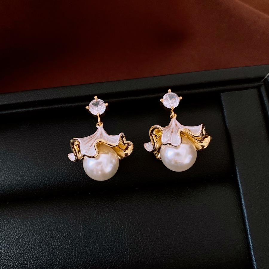 Vintage Pearl Round Earrings: Retro, Versatile High-End Studs with Fashionable Design and Elegant Temperament.