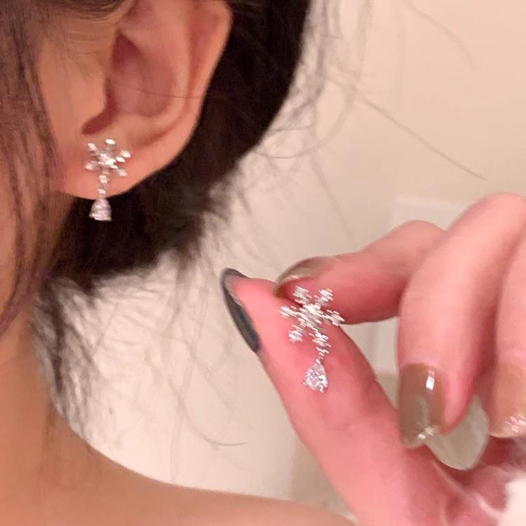 Cercei stud Ochi de Pisică Acul de Argint: Set de îngrijire pentru piercingul urechii din șase piese cu design cartilaj fără somn pentru femei.