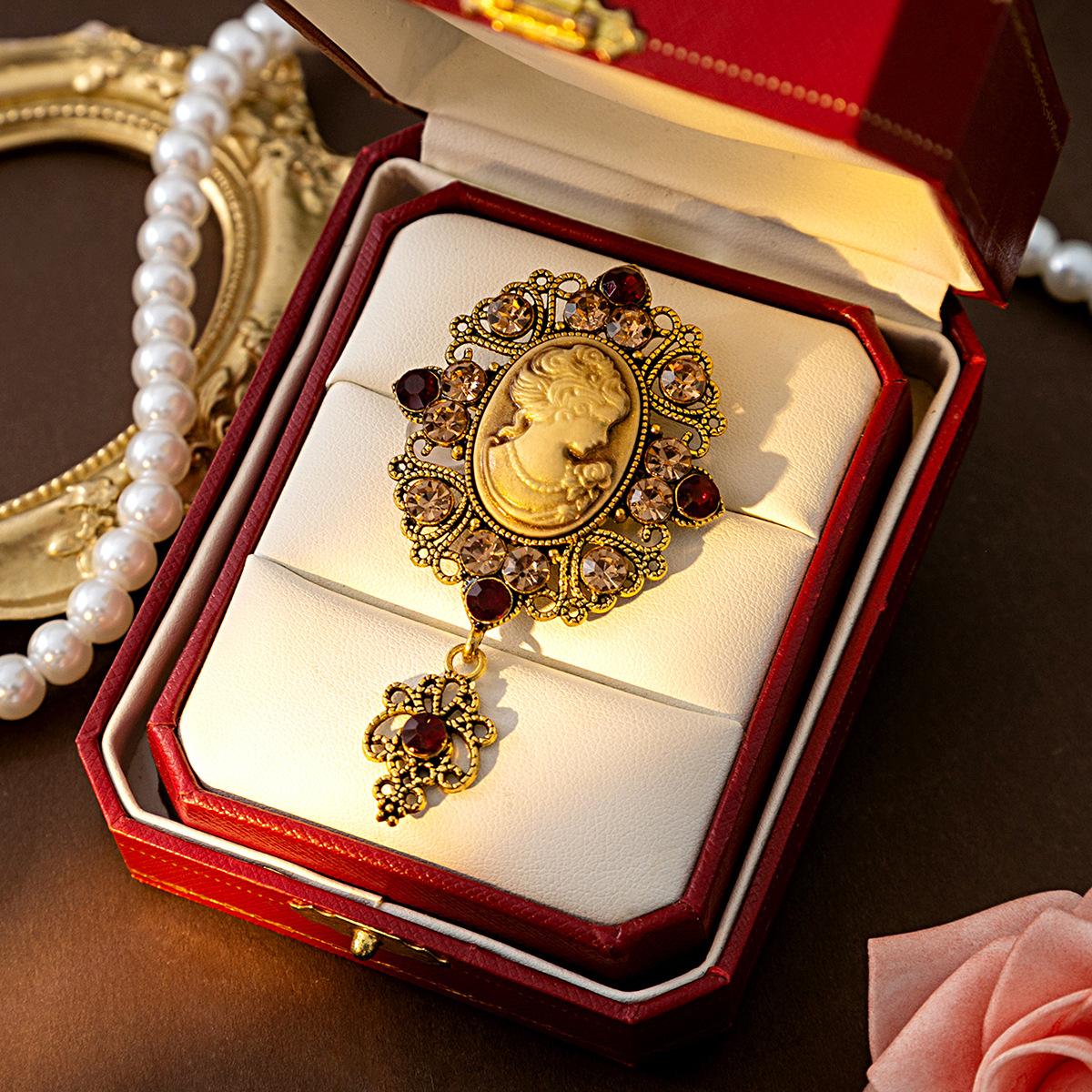 

Medieval Beauty Head Brooch, Retro Court Style Hollowed Out With Diamonds, High-End Exquisite Relief Corsage Woman