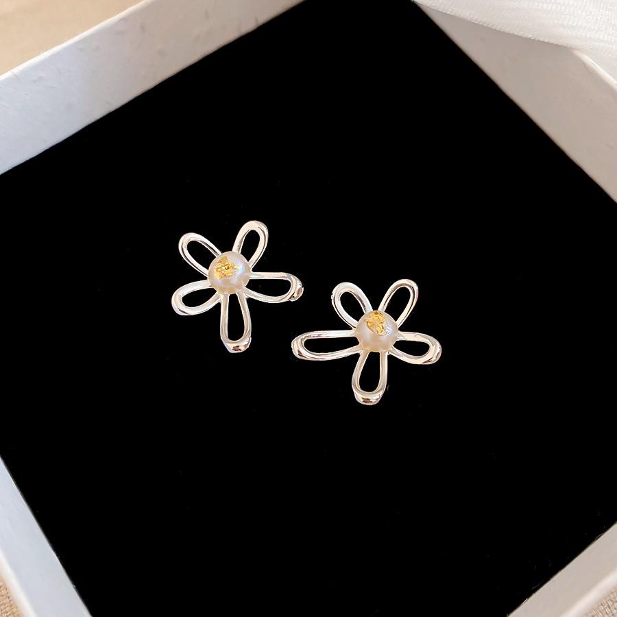 

Stylish Gradient Color Fritillary Heart Butterfly Imitation Pearl Hollow Out Flower Stud Earrings for Women Silver Copper