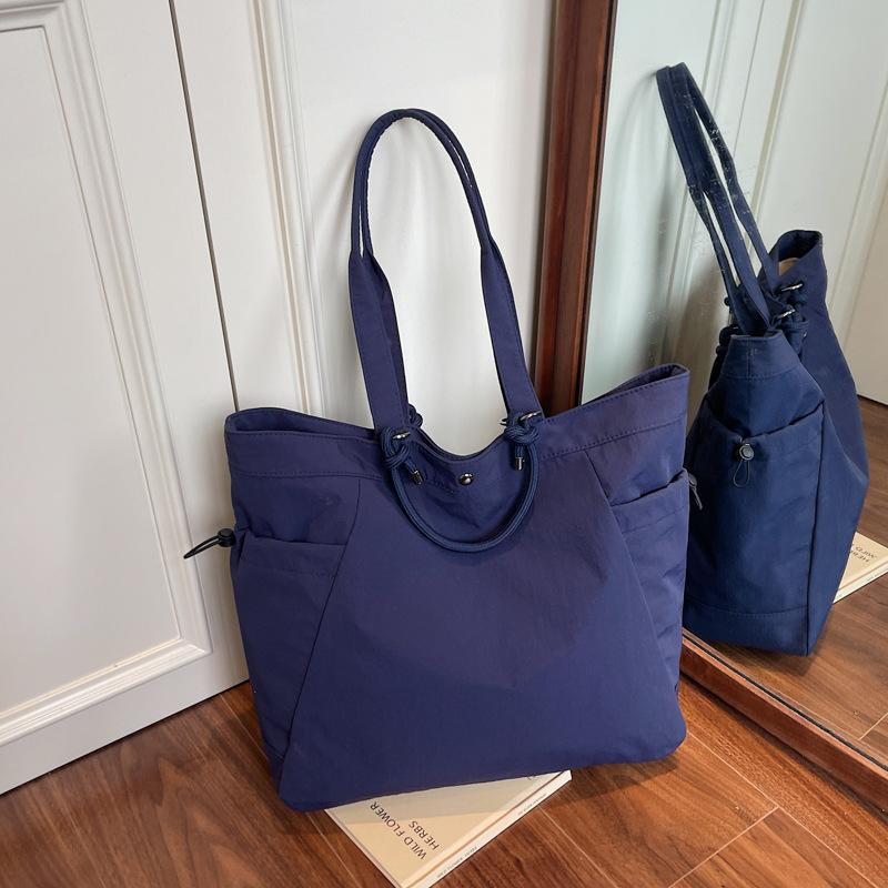 

Летняя новая сумка в иностранном стиле, текстурная, простая, большой вместимости, модная, 2025, повседневная, трендовая, женская плечевая сумка-тоут синий