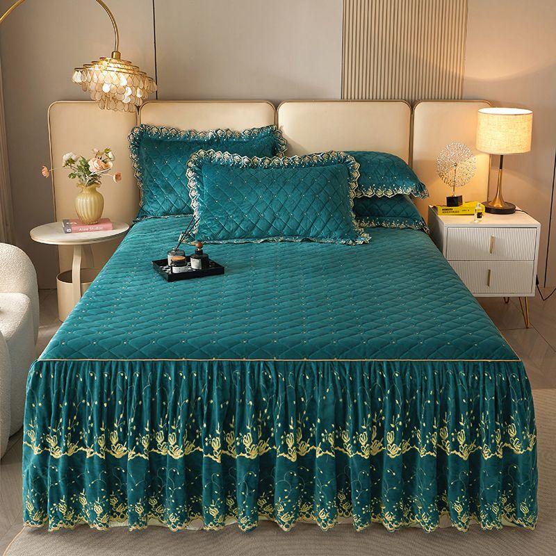 Zeitgenössisches gestepptes Karomuster-Spitzen-Bettrock-Set mit Kissenbezügen - 3-teilig, weiches, bequemes, atmungsaktives einfarbiges Design für das Schlafzimmer