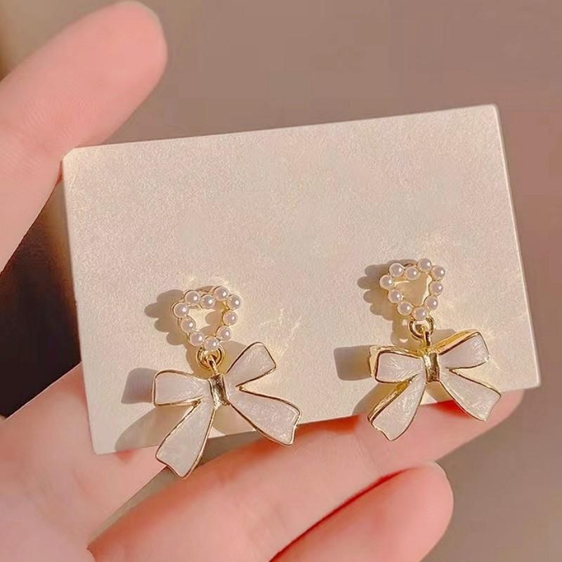 Fashion and elegance, atmospheric bow pearl earrings, women's design sense, versatile, exquisite stud earrings, sweet temperament, ear jewelry
