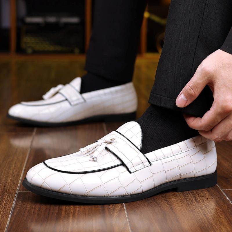 

Новые мужские туфли с острым носком, кисточками, крокодиловым узором из лакированной кожи, дизайнерские лоферы-мокасины для джентльмена, обувь для свадебного платья 38