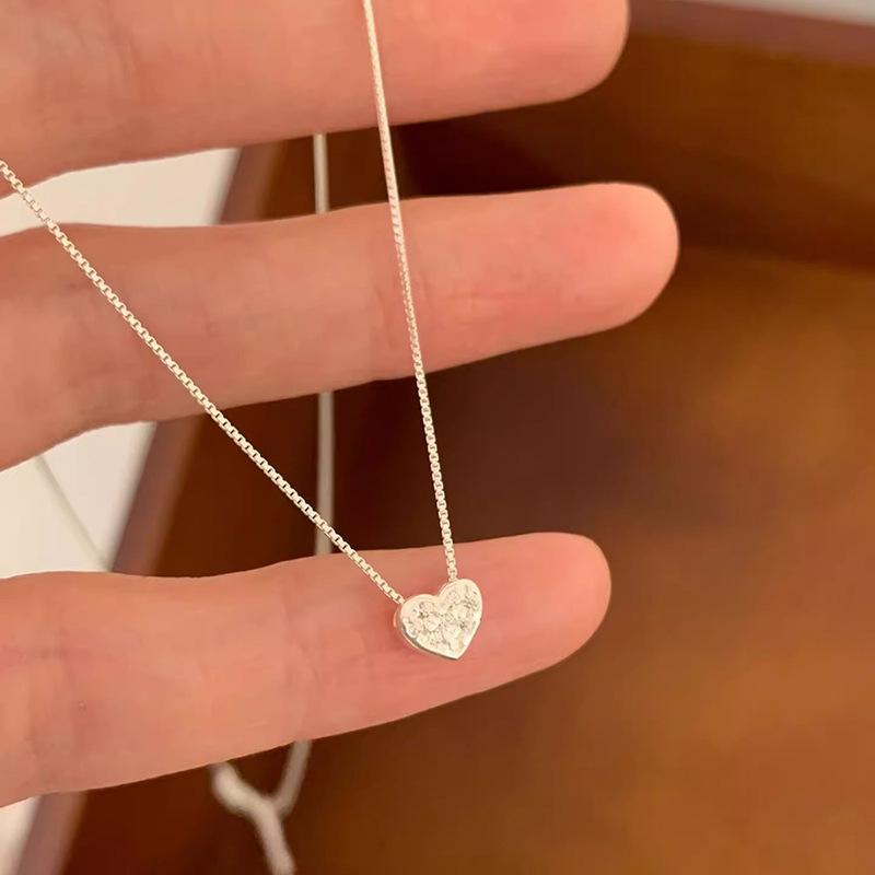 New Environmentally Friendly Copper Minimalist Style Heart Pendant Necklace with Sweet Temperament and Collarbone Chain.