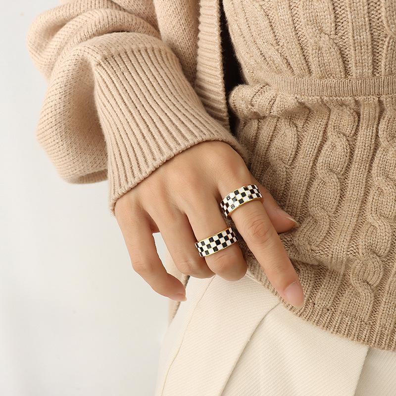 Europäischer Retro Schwarz-Weiß Karomuster Titanring: Lichtbeständig, Vergoldet, Personalisierter Stil.