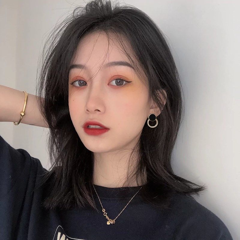 Boucles d'oreilles géométriques rouges, noires et rouges bicolores en forme de cercle, personnalisées, tempérament petit et simple pour femmes, boucles d'oreilles tendance vent froid