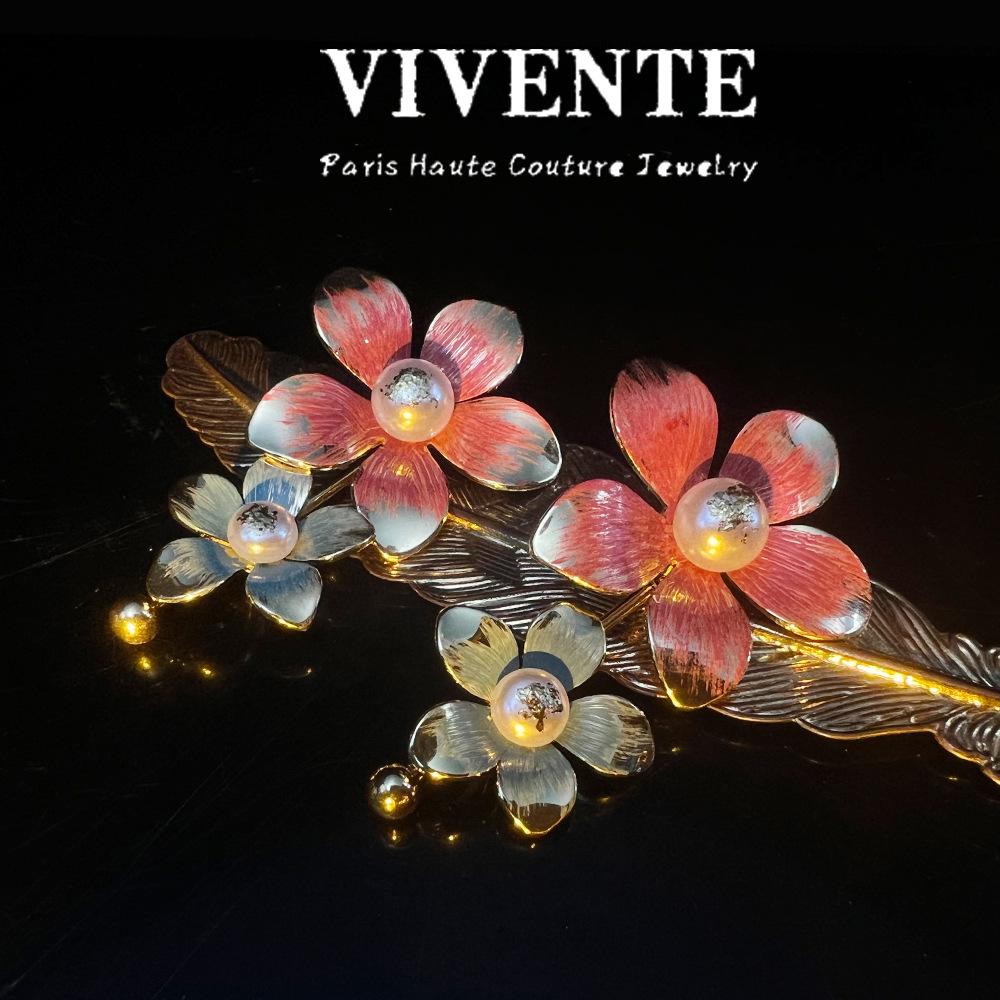 

Exquisite S925 Gold-Plated Enamel Earrings with Niche Runway Design персиковый