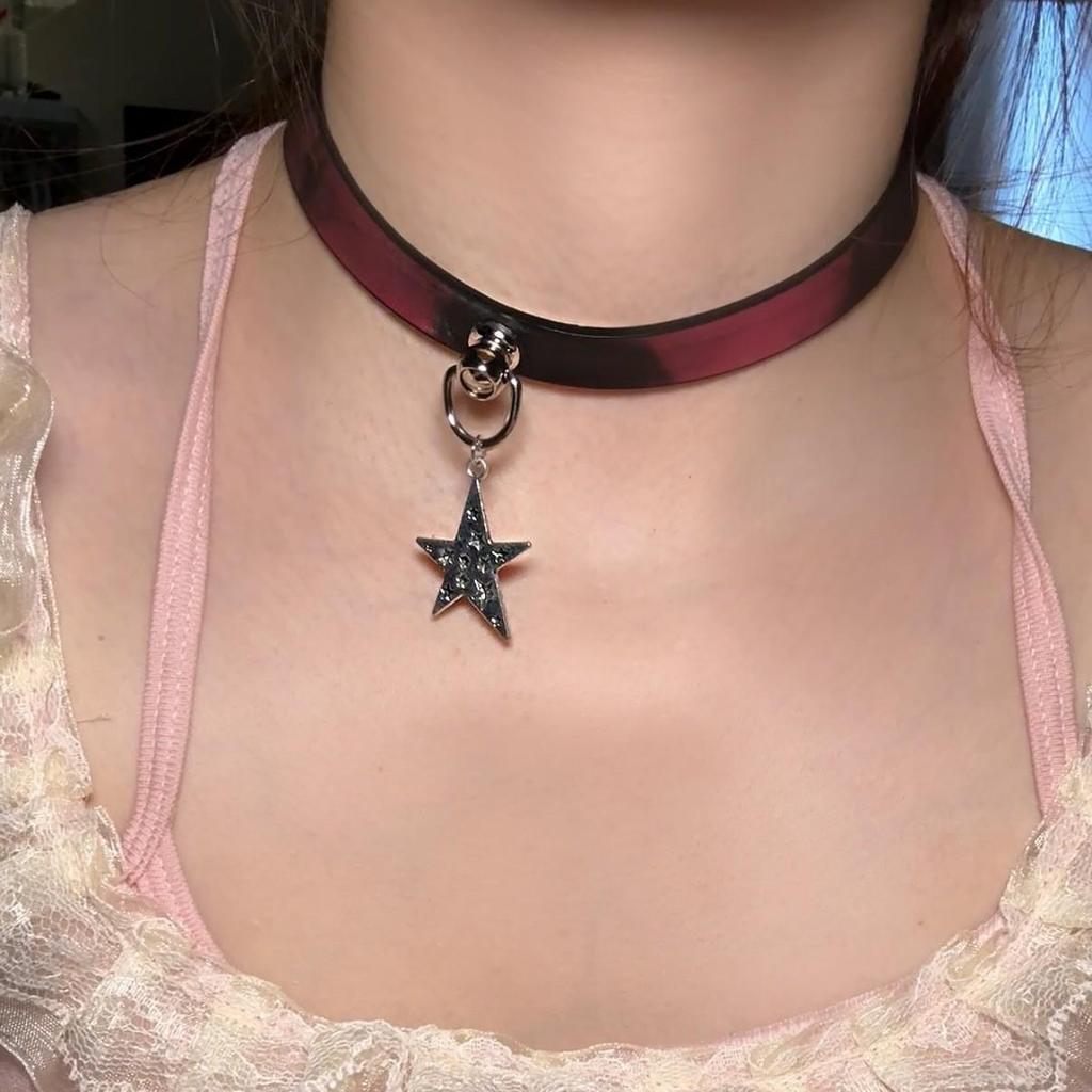 Chique Pittige Meisje Leren Bel Choker Ketting – Uniek Minderheidsontwerp