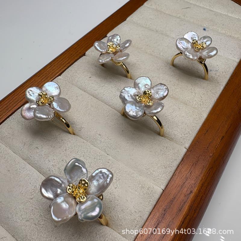 

Elegant Baroque Freshwater Pearl Petal Ring with Silver Wire No білий