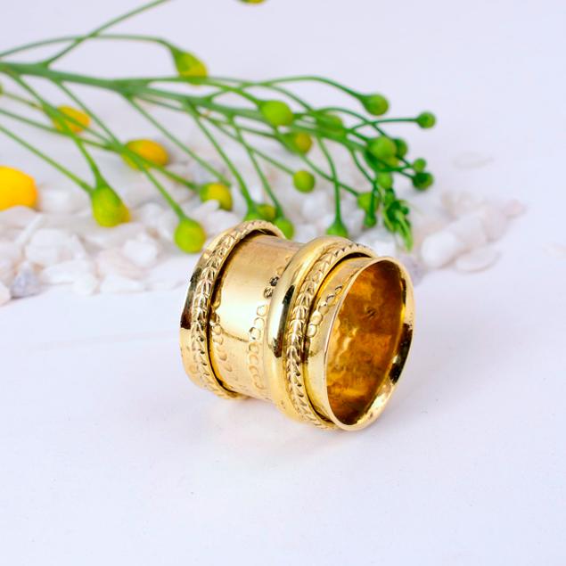 Hammered Brass Spinner Ring: A Textured and Fidget-Friendly Accessory for Meditation and Style