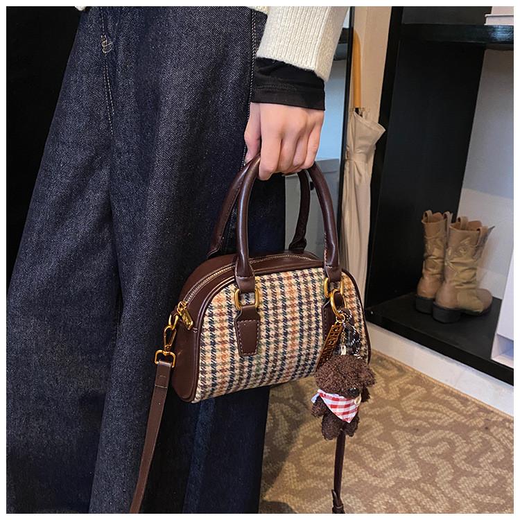 IELGY Plaid Retro Large-Capacity Handbag High-End Fashion Commuter Shoulder Bag