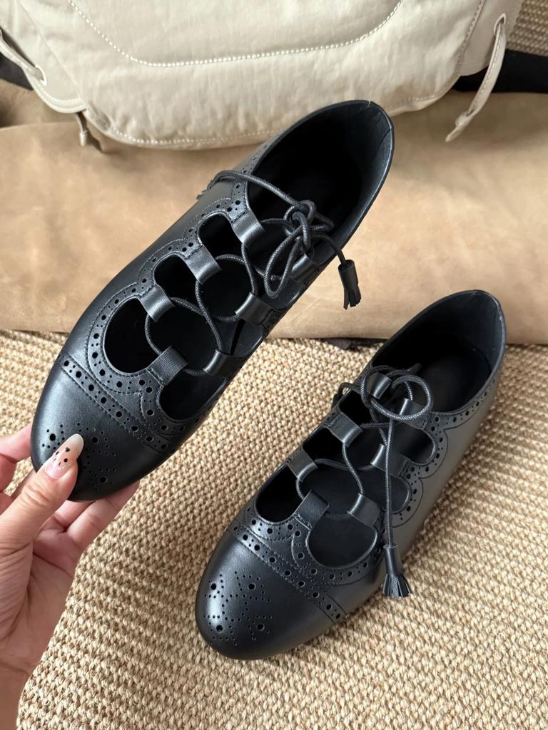 Französische hohle gravierte Ballett-Einzelschuhe Damen Brock flache lässige kleine Lederschuhe weiße Riemen Mary Jane Schuhe