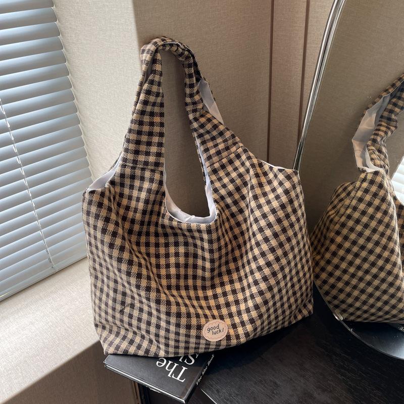 

Japanese contrasting color red plaid canvas bag women s 2025 new large-capacity literary small fresh commuting versatile shoulder bag темно-коричневого
