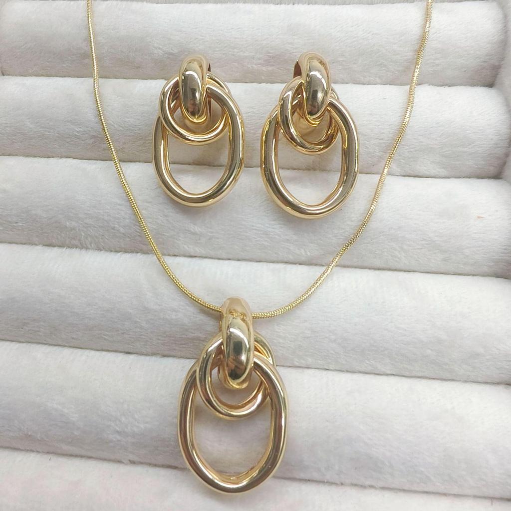 Elegant European & American Luxurious Geometric Twist Earrings & Necklace Set