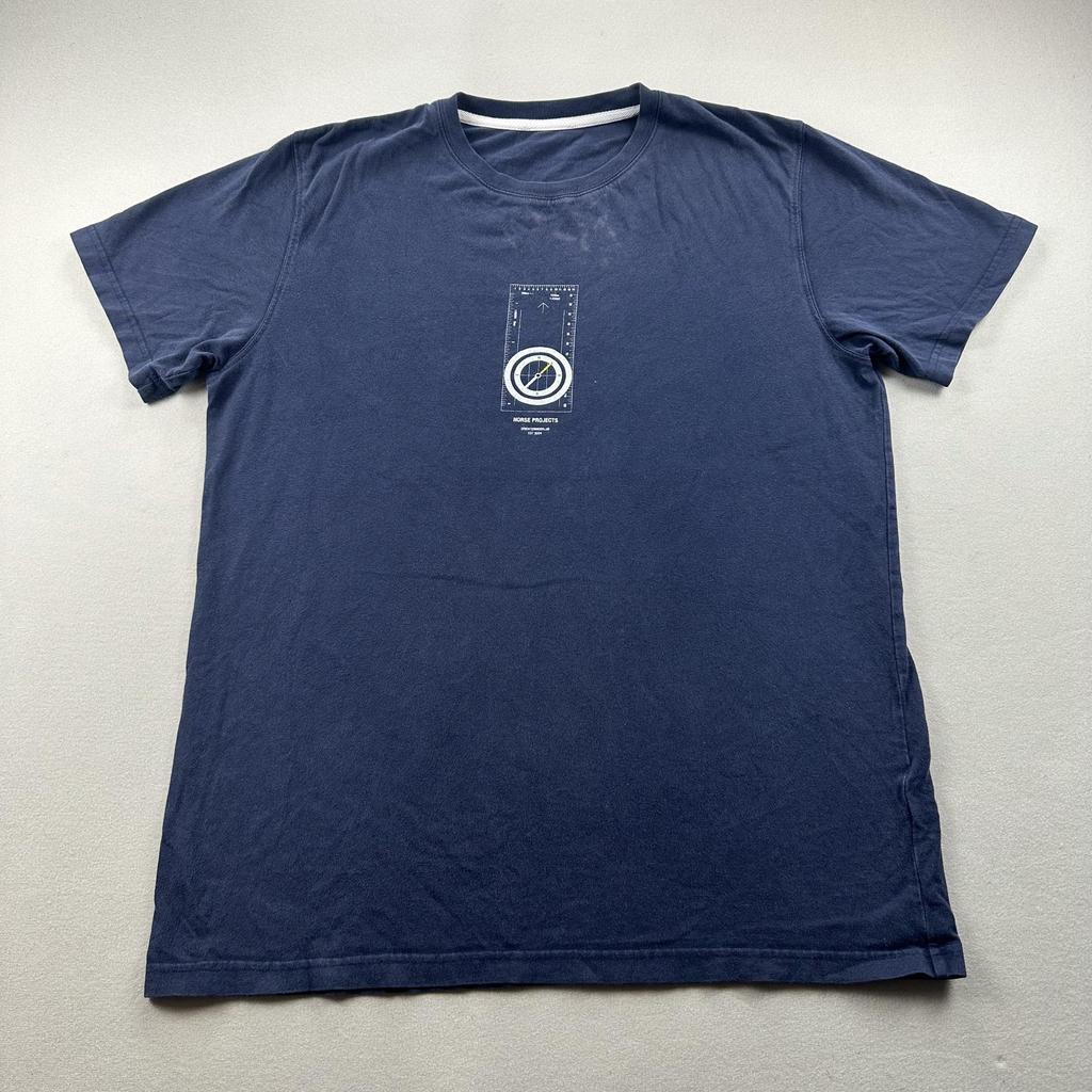 Norse Projects T-Shirt Herren Mittelblau Niels Kompass Grafik Outdoor Wandern