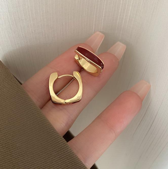 

Personality Exquisite Geometric Square Enamel White Hoop Earrings for Women Korea Luxury Ear Buckle Jewellery Accessories Gifts красный