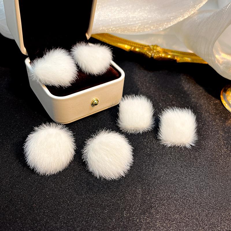 French Gentle White Plush Stud Earrings, Simple And Advanced Sense, Light Luxury Temperament, Hairball Earrings For Women