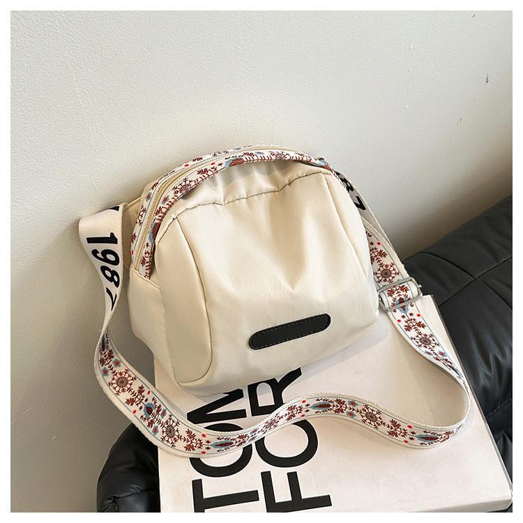 New Simple Casual Single Shoulder Unique Fashion Shell Bag Lightweight Artistic Large Capacity Crossbody Bag
